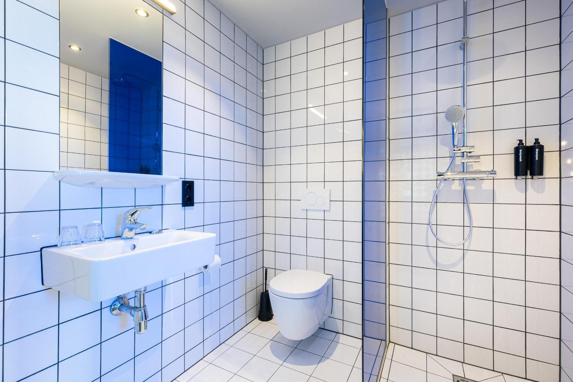 Hotel The Social Hub Viena Exterior foto Bathroom
