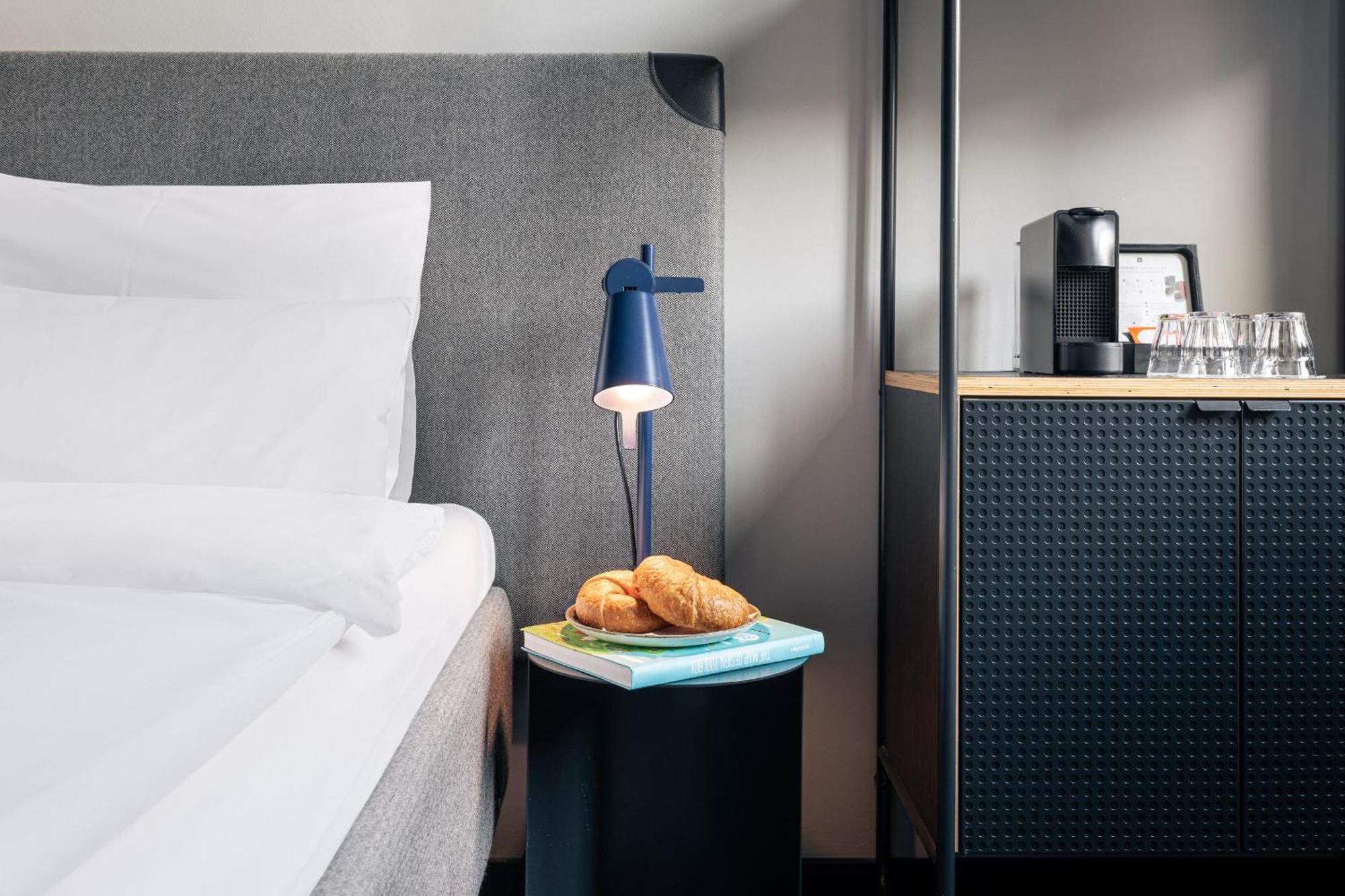 Hotel The Social Hub Viena Exterior foto The interior of a room at the hotel
