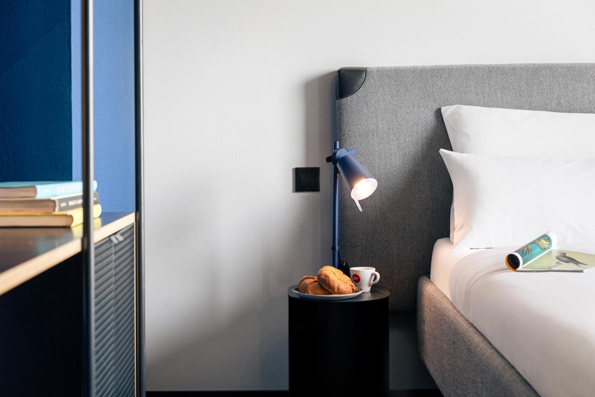 Hotel The Social Hub Viena Exterior foto The interior of a room at the hotel